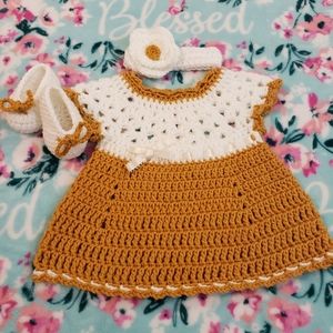 Crochet baby dress set.